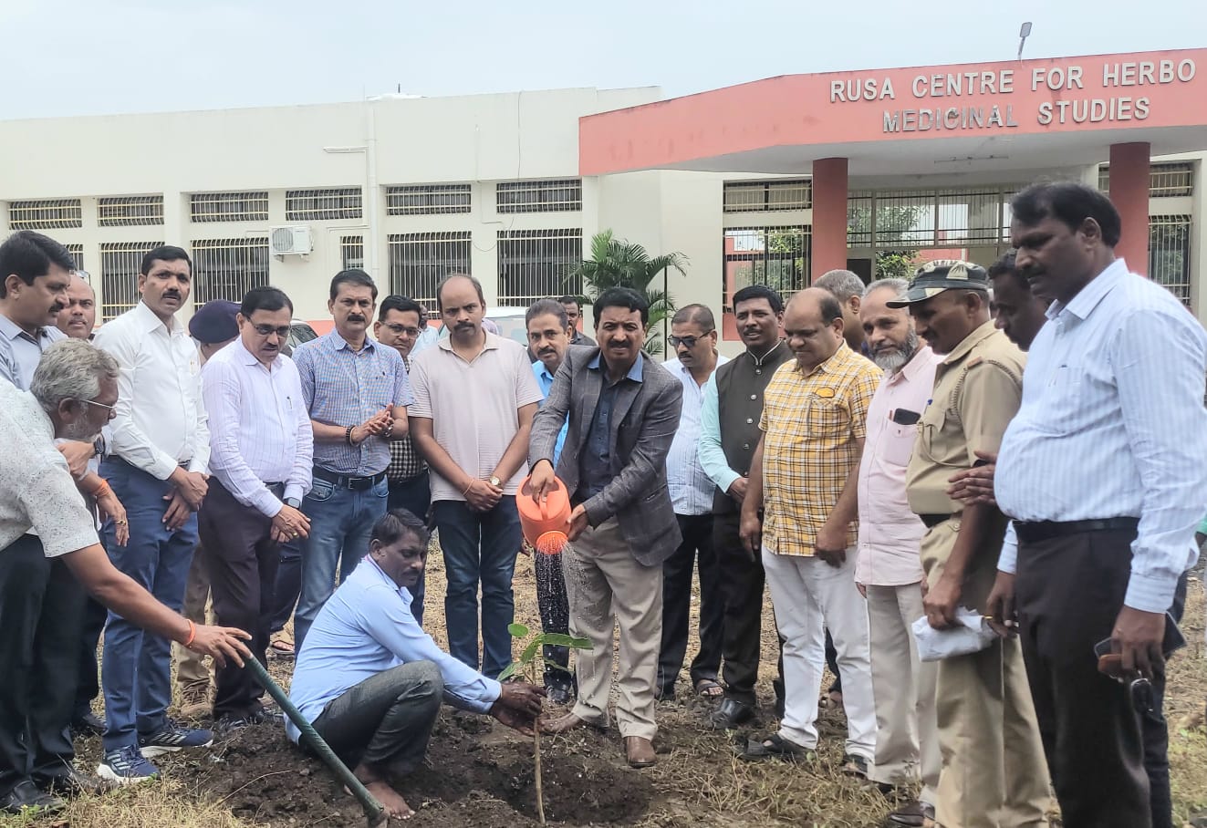 Read more about the article राज्यपाल महोदयांच्या मार्गदर्शनानुसार वृक्षलागवड करून कुलगुरूंचा वाढदिवस साजरा